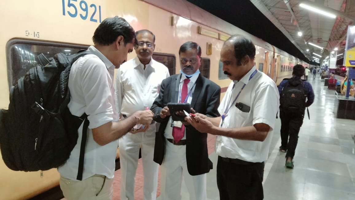 RailAnalysis's tweet photo. Southern Railway deploys approx. 800 Hand Held Terminals for on-board ticket checking
Read more...https://t.co/iL70Yv2Hmf
#southernrailway #indianrailways #railway #electrical #infrastructure #ticketing #stations #construction #bridges #tunnels #technology #handheldterminals https://t.co/sR1fF5g7eV