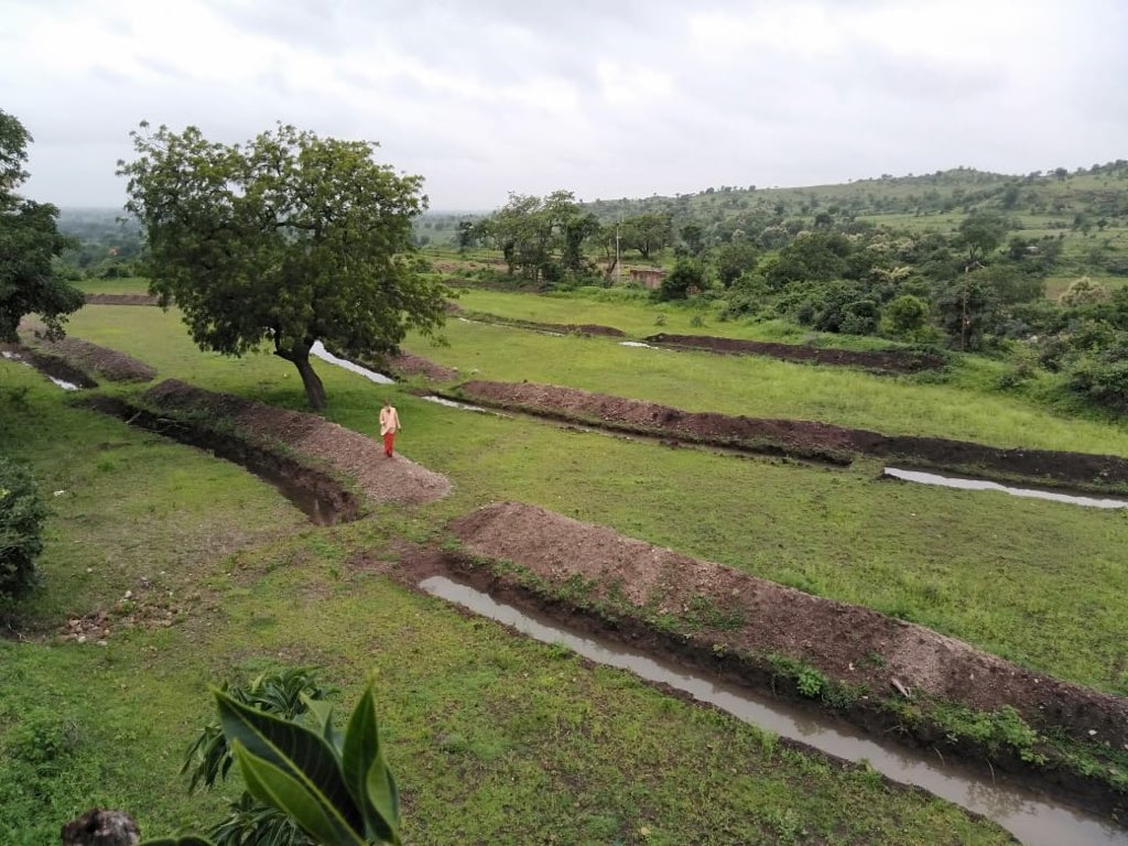 AOLProjectsMAH's tweet photo. Led by our watershed management project with @iahv and @overseasvbi, 30,000 farmers from Jalna, Maharashtra have overpowered their waterless fate. They built 3,000 watershed structures in a span of 3 years which, this monsoon, has stored more than 4 crore liters of water! https://t.co/WxOxZqVnro