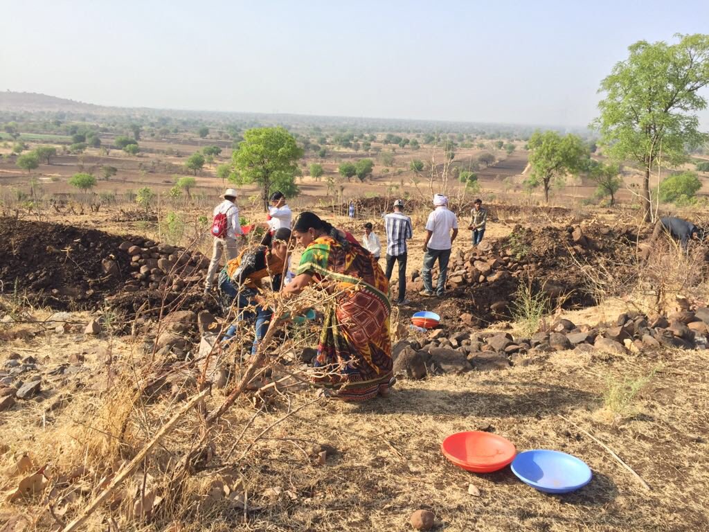 AOLProjectsMAH's tweet photo. Led by our watershed management project with @iahv and @overseasvbi, 30,000 farmers from Jalna, Maharashtra have overpowered their waterless fate. They built 3,000 watershed structures in a span of 3 years which, this monsoon, has stored more than 4 crore liters of water! https://t.co/WxOxZqVnro