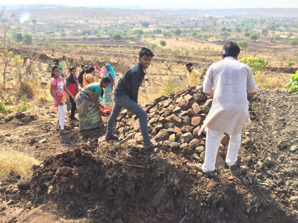 AOLProjectsMAH's tweet photo. Led by our watershed management project with @iahv and @overseasvbi, 30,000 farmers from Jalna, Maharashtra have overpowered their waterless fate. They built 3,000 watershed structures in a span of 3 years which, this monsoon, has stored more than 4 crore liters of water! https://t.co/WxOxZqVnro