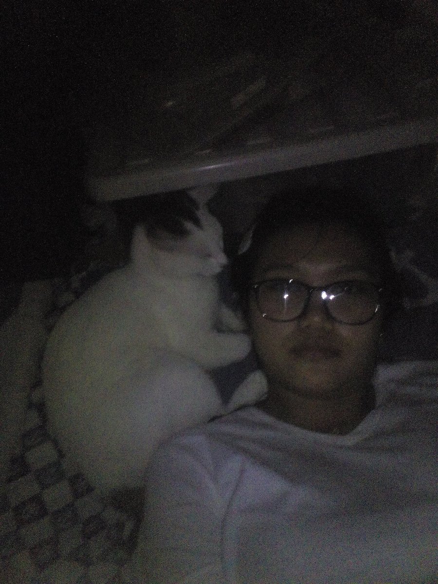 mocchique's tweet photo. whaaha  biglang  tumabi https://t.co/ovXovouH8z