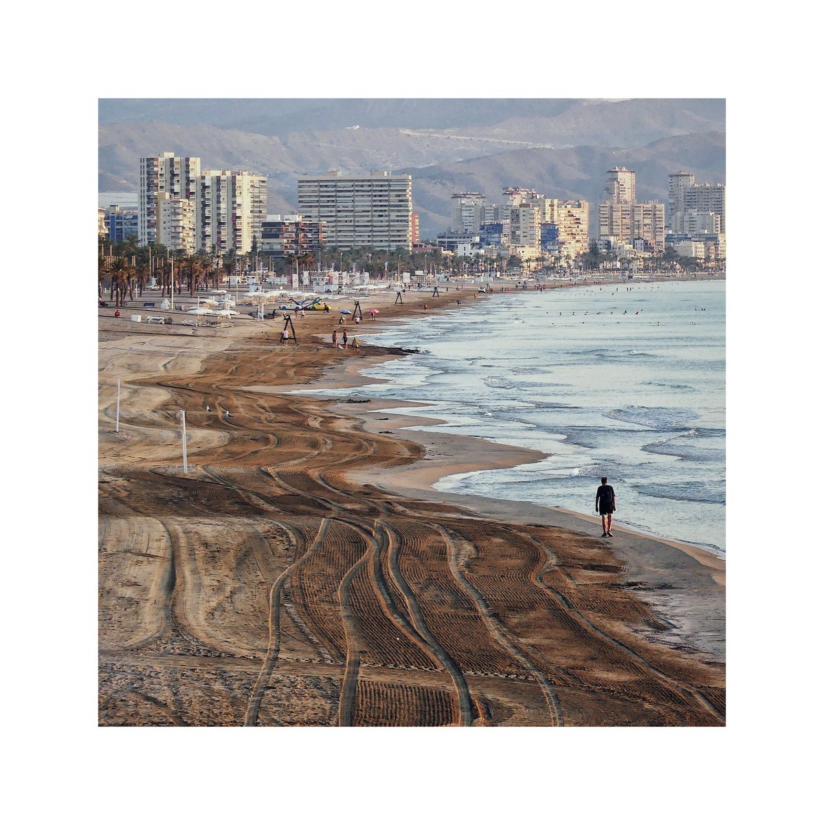 Playa de San Juan a vista de pájaro al amanecer.