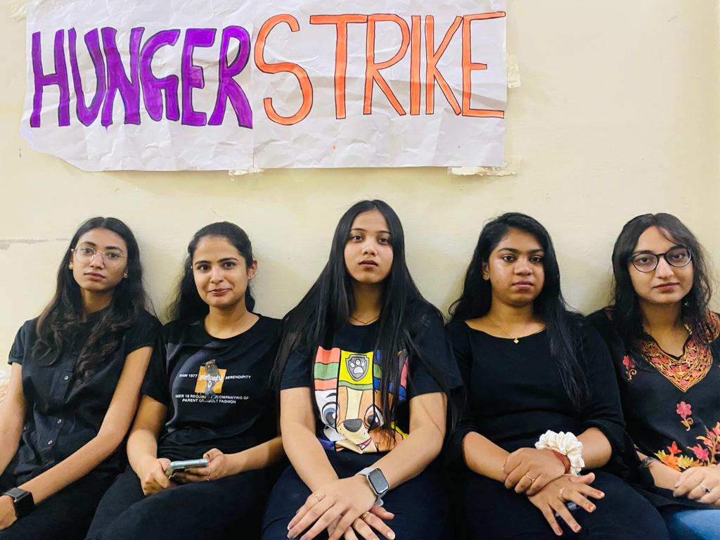 divvyannshuu's tweet photo. Protest Day-7
Hunger Strike Day-4
#dnlu_protest #dnluprotests #vcdown https://t.co/xCr5lrEJO9