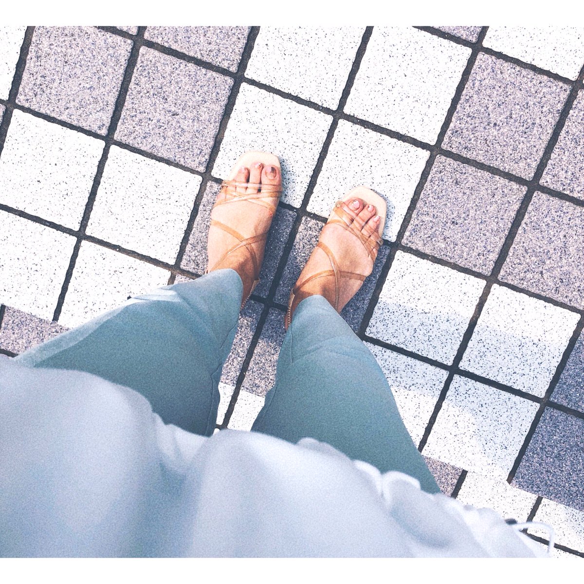 hello_drops's tweet photo. オシャレをする気力もげんきもなくて
夏に履く予定だったサンダル初おろし
それでも間に合ってよかった
母が「いまオシャレせんでいつするん？」って言ってて
そうだよ、そうだよなって思った https://t.co/T2RB3Il18O