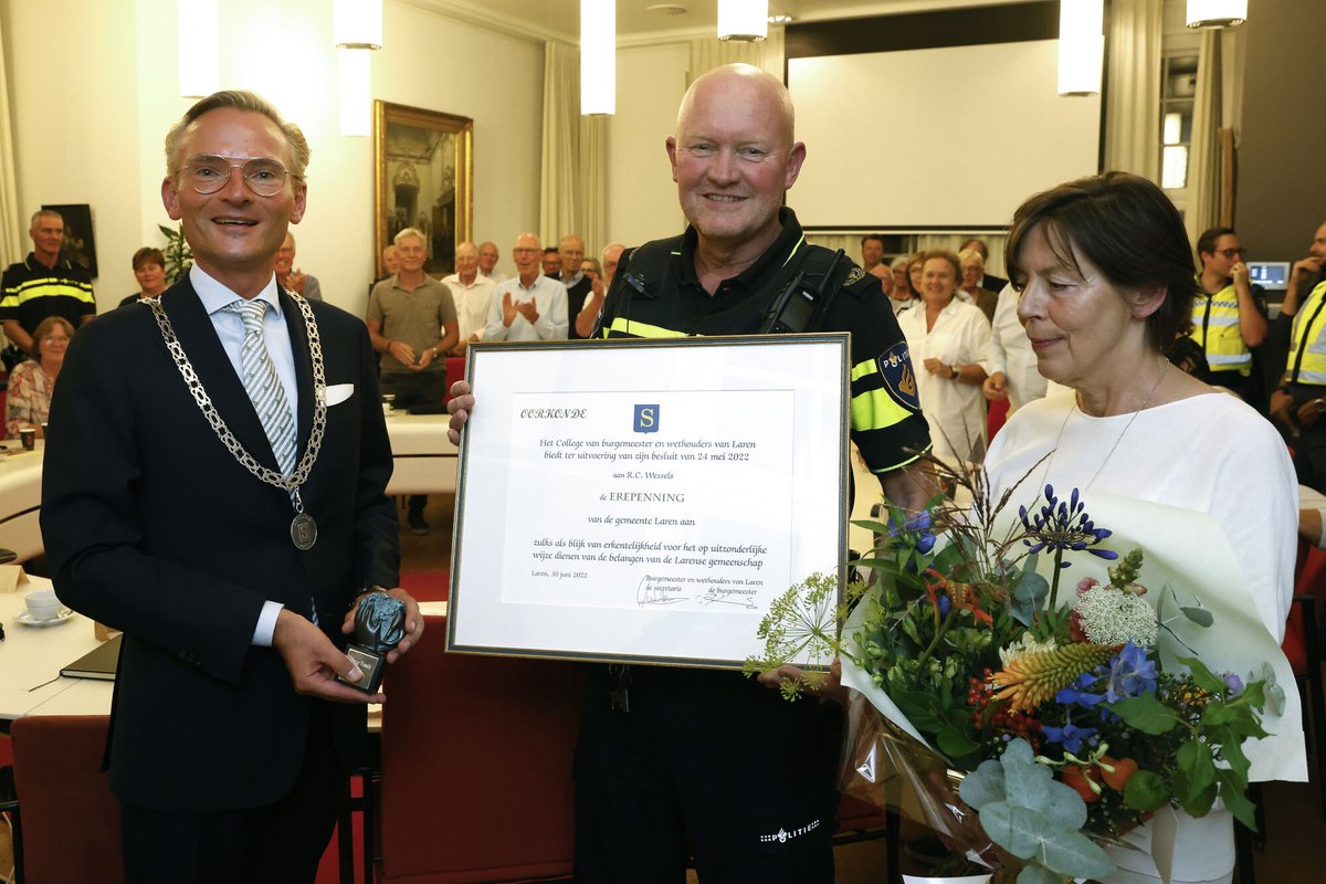 Wijkagent Remco Wessels ontving maandag de erepenning van de gemeente Laren uit handen van burgemeester Nanning Mol. Volgens de Commissie Erepenning Laren levert Remco Wessels al 43 jaar een positieve en constructieve bijdrage aan de veiligheid in Laren 👉 bit.ly/3AiSLKE