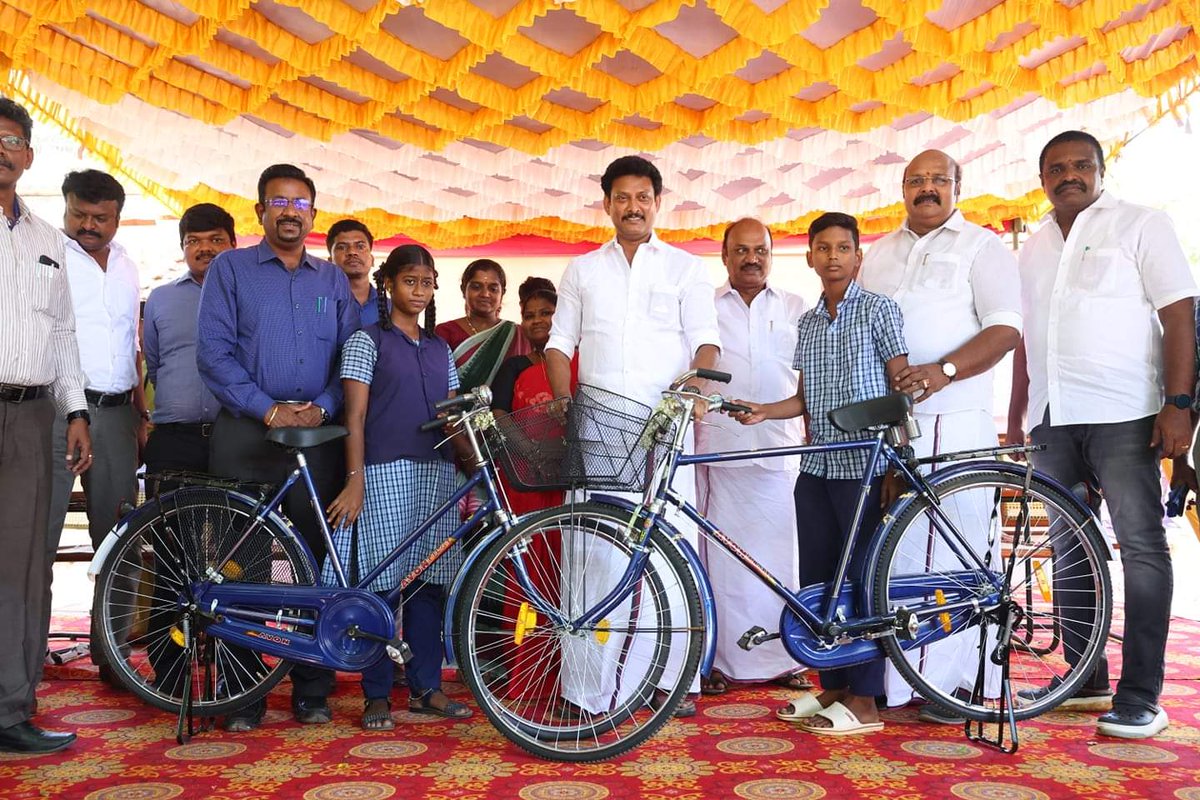 Anbil_Mahesh's tweet photo. மாண்புமிகு தமிழ்நாடு முதலமைச்சர் @mkstalin அவர்கள் கடந்த 25.07.2022 அன்று மாணவச் செல்வங்களுக்கான விலையில்லா மிதிவண்டிகள் வழங்கும்
திட்டத்தைத் துவக்கி வைத்தார்.

1/2 https://t.co/glbxsbCS1N