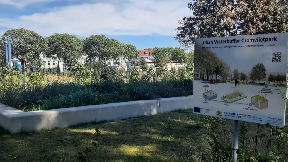 GemeenteDenHaag's tweet photo. Wijkpark Cromvliet is genomineerd voor de Steenbreektrofee 2022!

Het wijkpark heeft een waterbuffer gekregen. Deze waterbuffer vangt regenwater op, wat bij regentekort gebruikt kan worden om planten water te geven 🌼💧 . 

De winnaar wordt 27 september bekend gemaakt. https://t.co/S9k50TSdB3