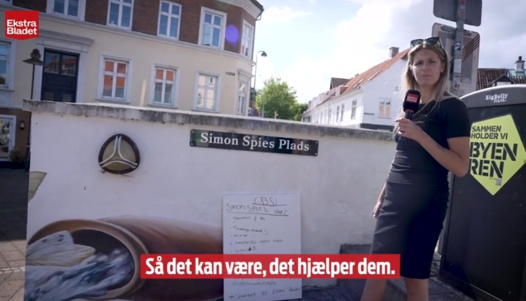 "Grænseoverskridende, gammel gris" <a href="/EmmaSylvest/">Emma Sylvest</a> og <a href="/FrejKofoed/">Frej Kofoed</a> har været i Helsingør og fået input fra borgerne om, hvad der kunne stå på skiltet ved Simon Spies Plads. Borgmester <a href="/benediktekiaer/">Benedikte Kiær</a> var klar i spyttet  ekstrabladet.dk/underholdning/… <a href="/EkstraBladet/">Ekstra Bladet</a> #dkpol