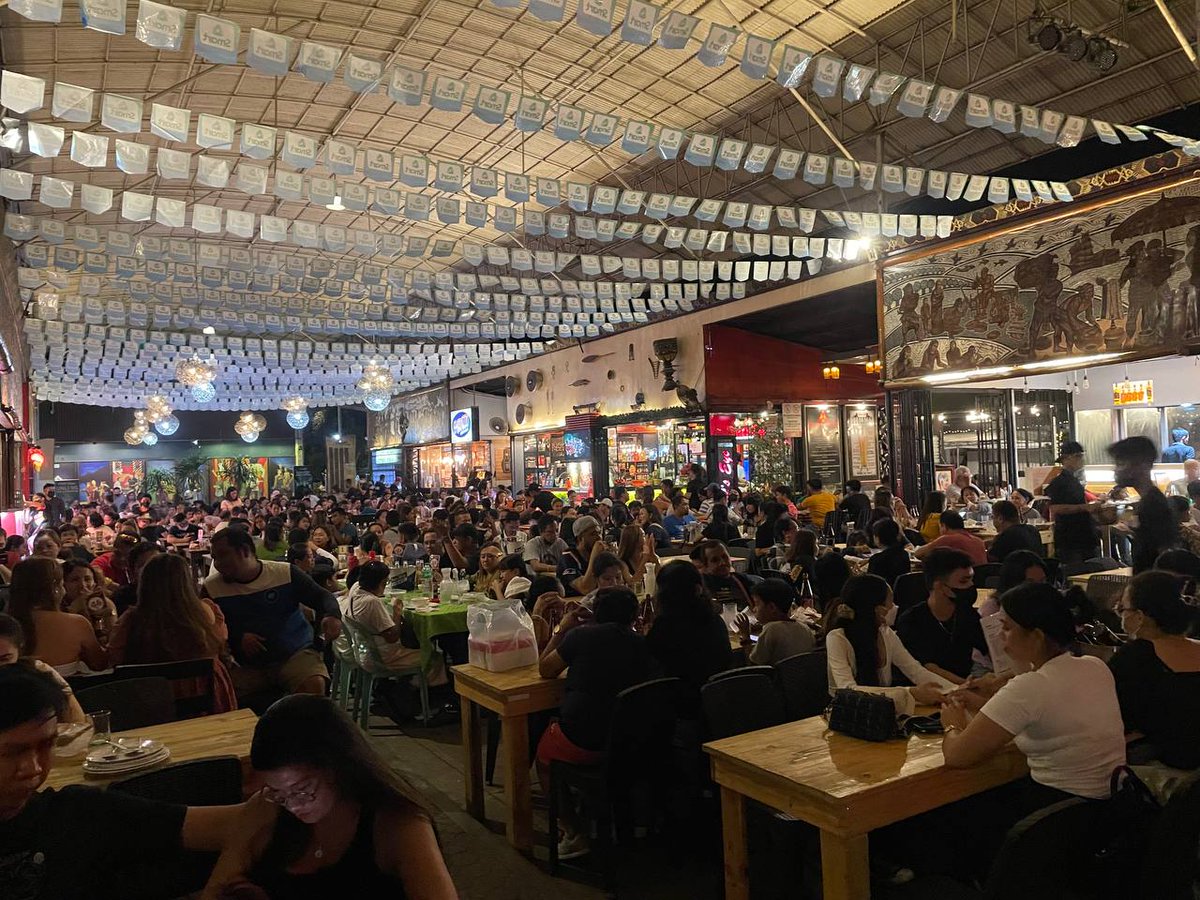LiveSmart's tweet photo. Were you with us during the Smart Night at MTS? We hope you enjoyed last weekend's #SmartKadayawan celebration with the different performances, games and prizes given away at the Smart booth!
We can't wait to celebrate with you again next year. 💚 https://t.co/IytNSTkvZi