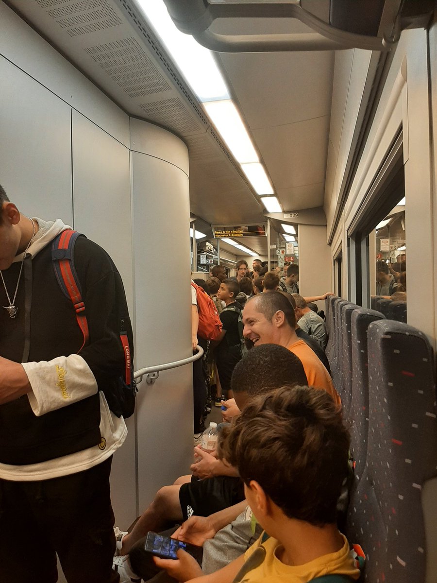 plaoureux's tweet photo. Overvol désiro tussen Brussel en Ottignies.#NMBS https://t.co/9CgRoe3hlE