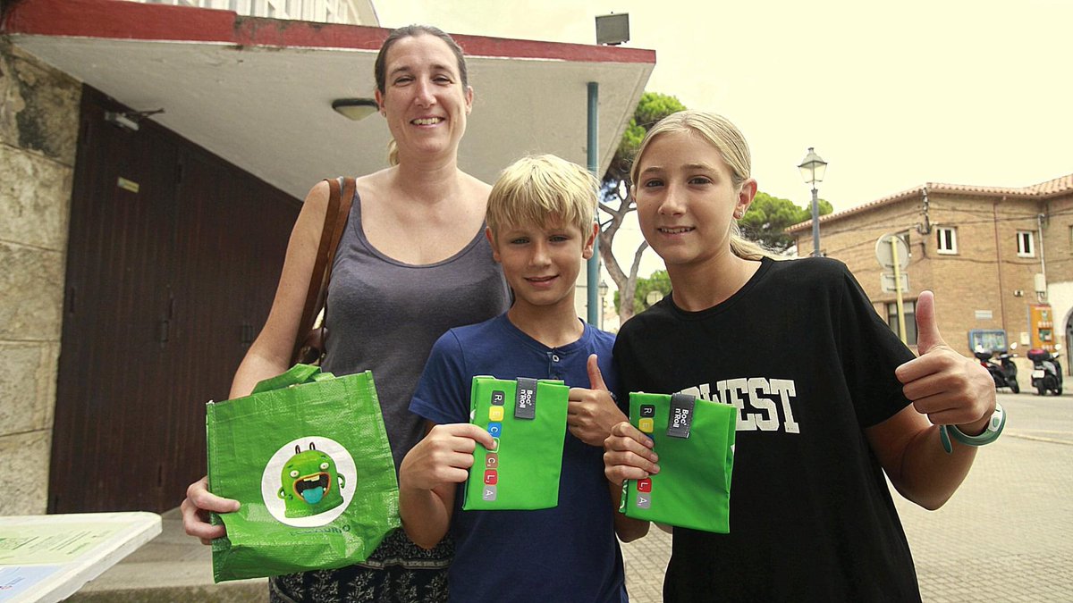 Blanes_cat's tweet photo. Notícia: Aquesta setmana @Blanes_cat fa la #RutadelVidre per promoure el reciclatge Ahir va començar a #ElsPins avui es fa al #RacódenPortas i dimecres a #DintreVila de 9 a 12 h S’han de dur envasos de vidre als punts de recollida #campanyaBanderaVerda
https://t.co/D0gzBiFAb1 https://t.co/XF1hvtVmET
