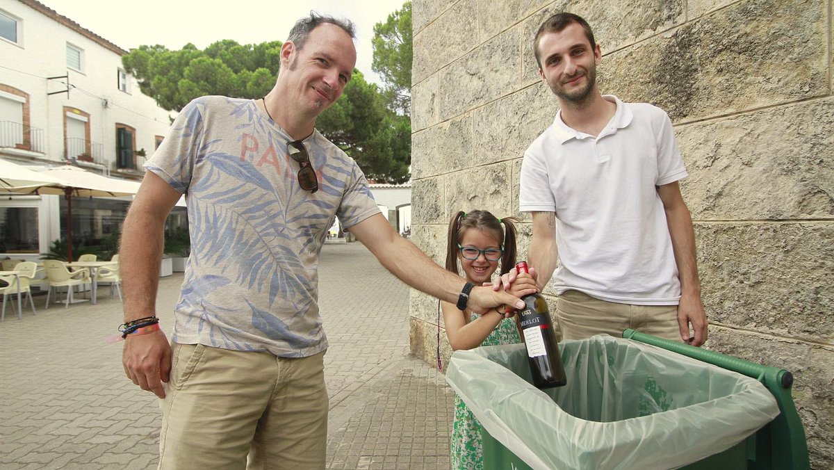 Blanes_cat's tweet photo. Notícia: Aquesta setmana @Blanes_cat fa la #RutadelVidre per promoure el reciclatge Ahir va començar a #ElsPins avui es fa al #RacódenPortas i dimecres a #DintreVila de 9 a 12 h S’han de dur envasos de vidre als punts de recollida #campanyaBanderaVerda
https://t.co/D0gzBiFAb1 https://t.co/XF1hvtVmET