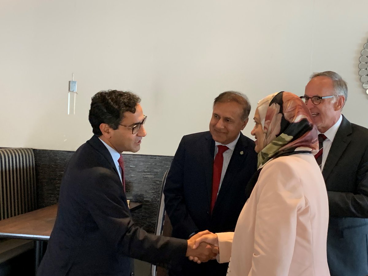 SalmaZahid15's tweet photo. Fascinating conversation at lunch today with UK MP and Parliamentary Under-Secretary, @Rehman_Chishti with colleagues @Rob_Oliphant, @shafqatalimp  and @PaulChiangMU. Good to see leaders of Pakistani origin making a difference around the world. https://t.co/lXkmJA9wXi