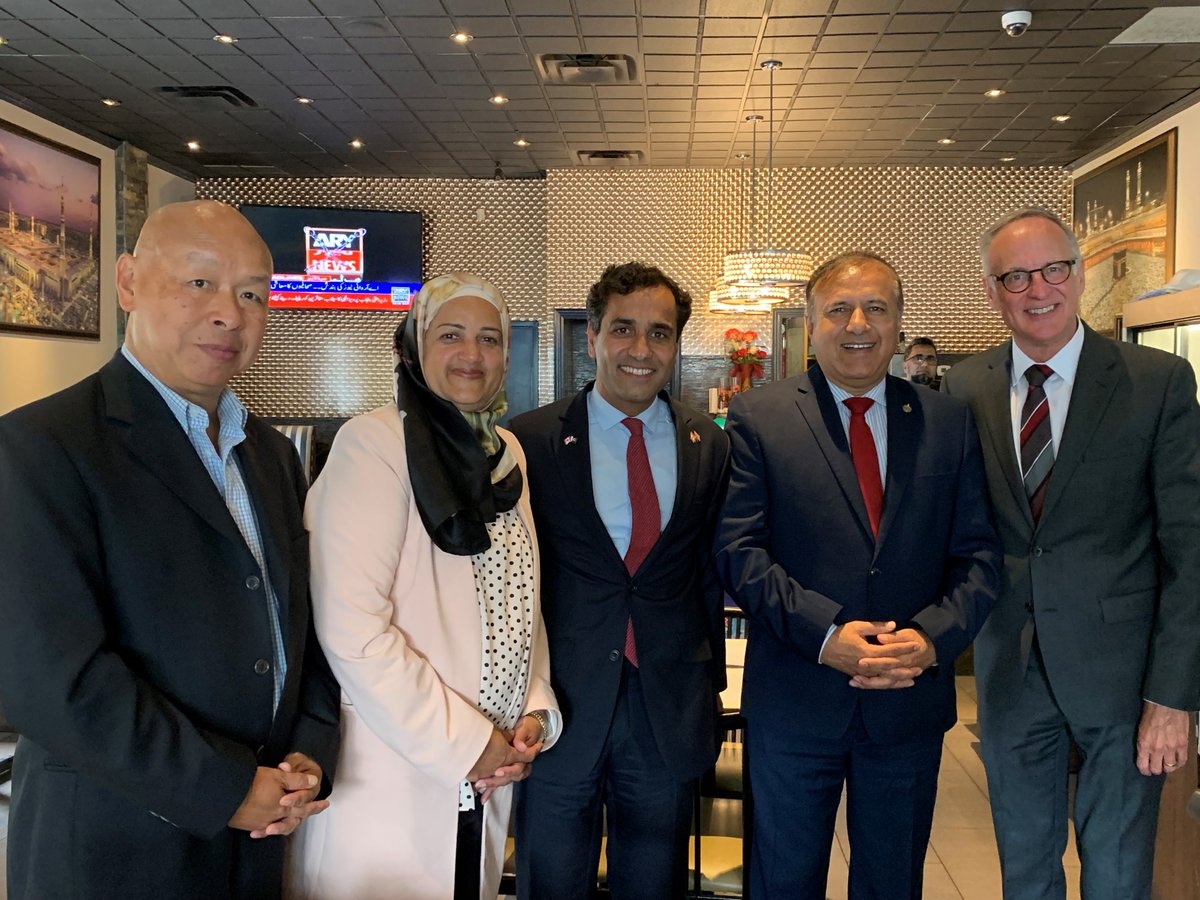 SalmaZahid15's tweet photo. Fascinating conversation at lunch today with UK MP and Parliamentary Under-Secretary, @Rehman_Chishti with colleagues @Rob_Oliphant, @shafqatalimp  and @PaulChiangMU. Good to see leaders of Pakistani origin making a difference around the world. https://t.co/lXkmJA9wXi