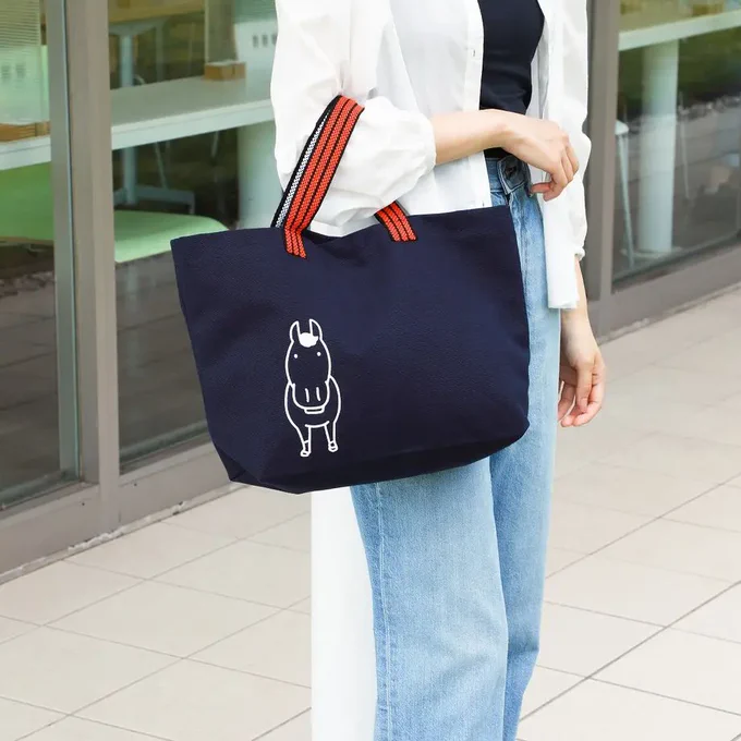 【豊橋帆前掛けバッグ新発売】以前、マルシメ平野酒店さんでご好評だった豊橋帆前掛けバッグがマチ広めになって新登場!!荷物もたくさん入りそうですね!内側にポケットもあるのが嬉しいです。 