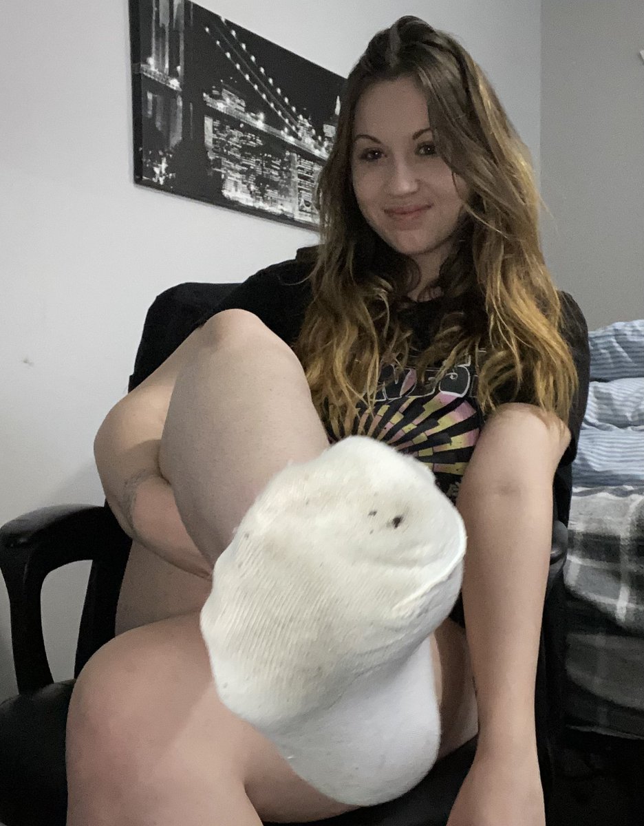 lexiyourgodd_3k's tweet photo. You love goddess dirty white socks 😂👸👣

findom foot feet soles fetish relapse brat goon addict whalesub paypig https://t.co/yLDTSCd9z4
