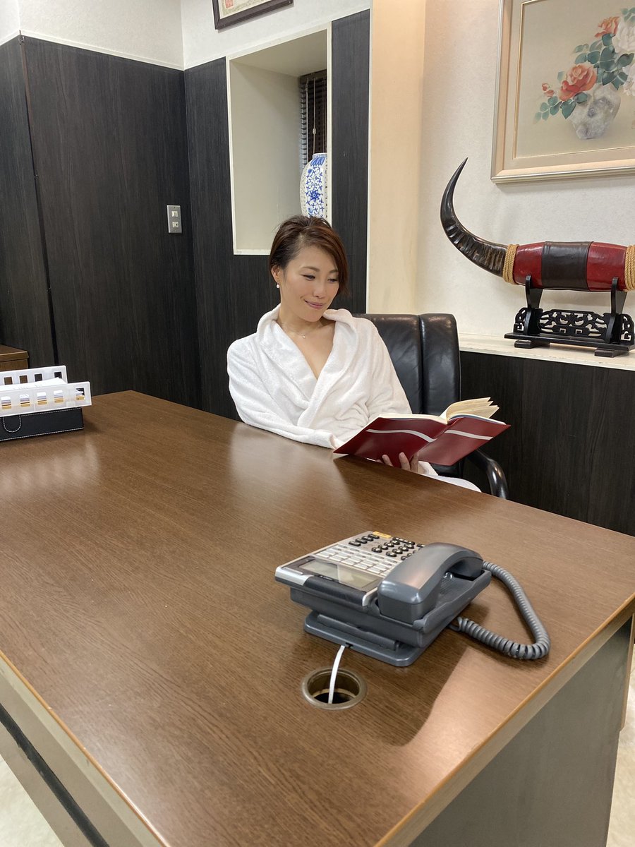 av_yuuka_tada's tweet photo. 社長室でHな秘事した時のオフショット📸❤️
夫を裏切りながらも社長にいっぱい愛してもらいたくてたまらない人妻秘書🫣❤️ https://t.co/4u9qny35IC