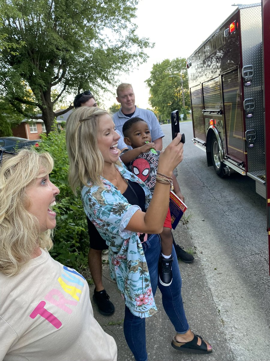 SouthGreenElem's tweet photo. Thank you to the Glasgow Police Department and Glasgow Fire Department for escorting us during our Ride through the Community! π π #growingandlearningtogether #findingourgift #adventureawaits https://t.co/NQtkjhOvhf