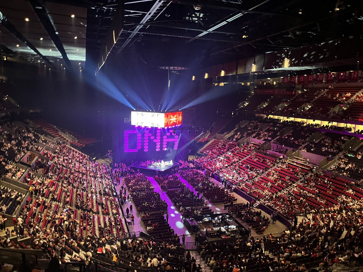 melissaacarr's tweet photo. #bsbtour #dnatour https://t.co/WRWi0OXQah