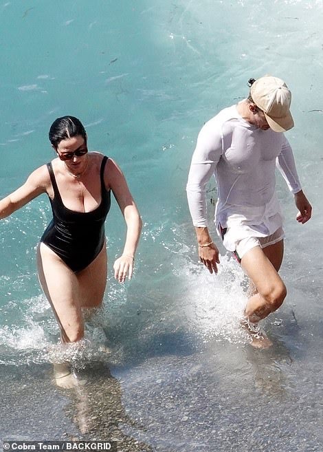 Katy and Orlando spotted at the Postiano beach last Sunday ❤️‍🔥