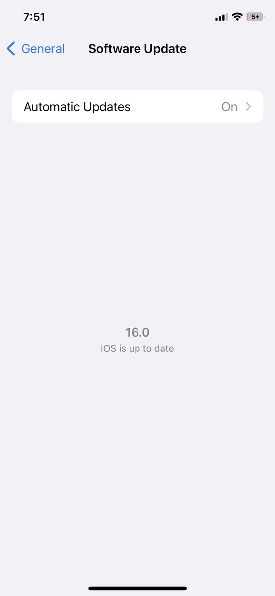 ChloeLynnSmith9's tweet photo. There is no new iOS update for developers just yet. https://t.co/UDI1DFIV3X