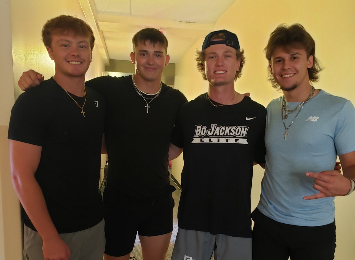 slodicla's tweet photo. First Day of School☆   Kans &amp;  Andrew  ! Book-Ended By 2 Sams!
Go Eagles!   Xoxo Love you Guys!
@SamXp10 @kanyongagich @andrewgormley5 @UCWV_Baseball https://t.co/StcQD7lyGj