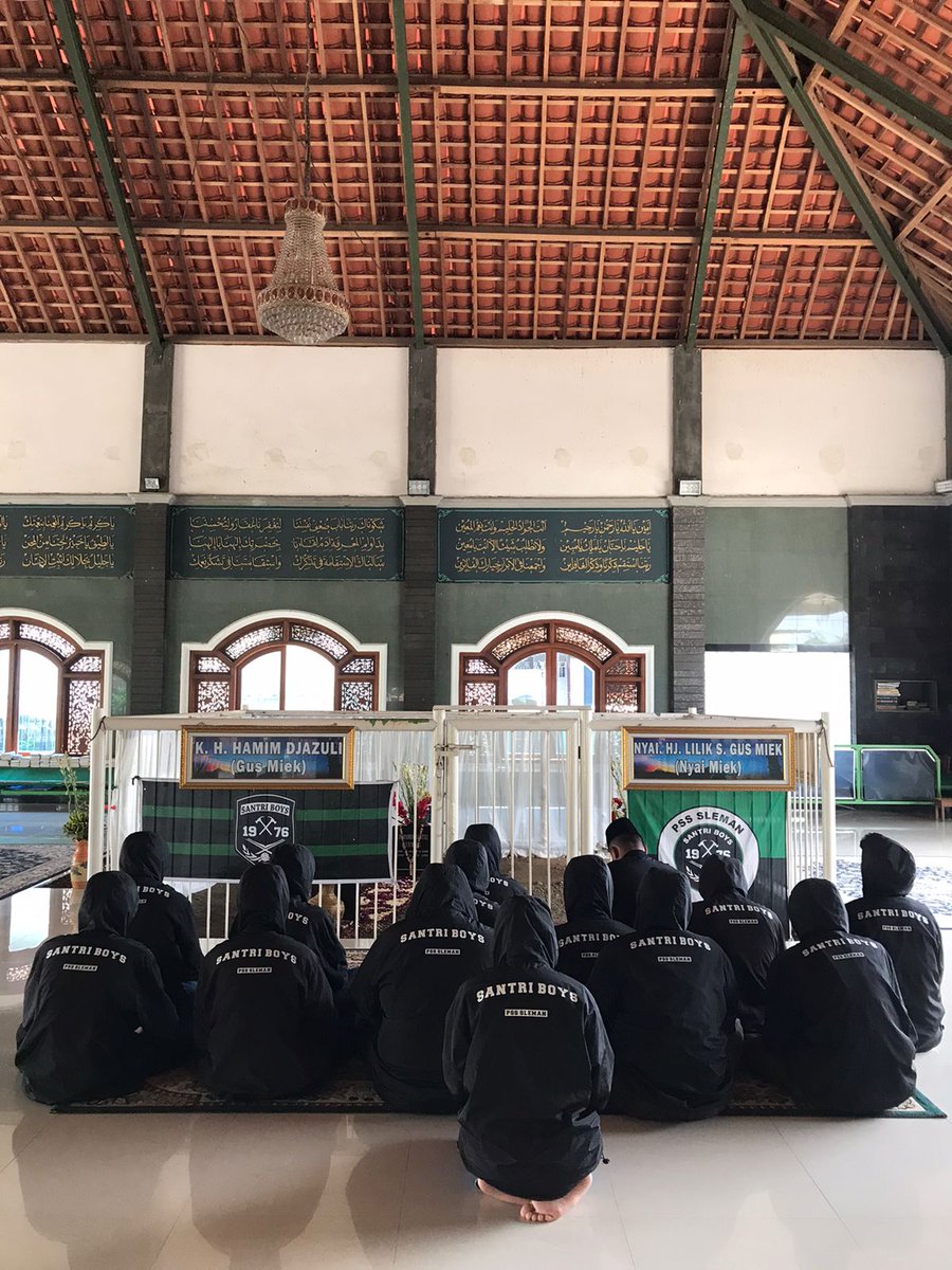 santriboys1976's tweet photo. Menjelang laga @PSSleman vs @persikfckediri, terlebih dahulu menyempatkan berziarah ke makam Gus Miek (K.H Hamim Djazuli) waliyullah kota kediri🙏.

Jayalah Laskar Sembada ✊️ https://t.co/U9ihLxrTla