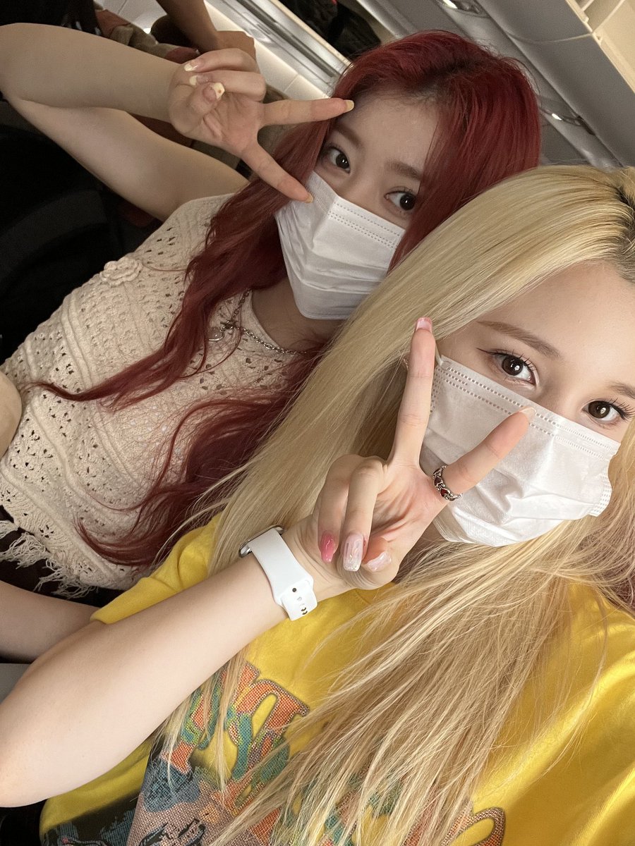 shine_sxt's tweet photo. the difference of their flight to LA how dare u @wakeone_offcl 😭 https://t.co/1fbOAr7w2Q