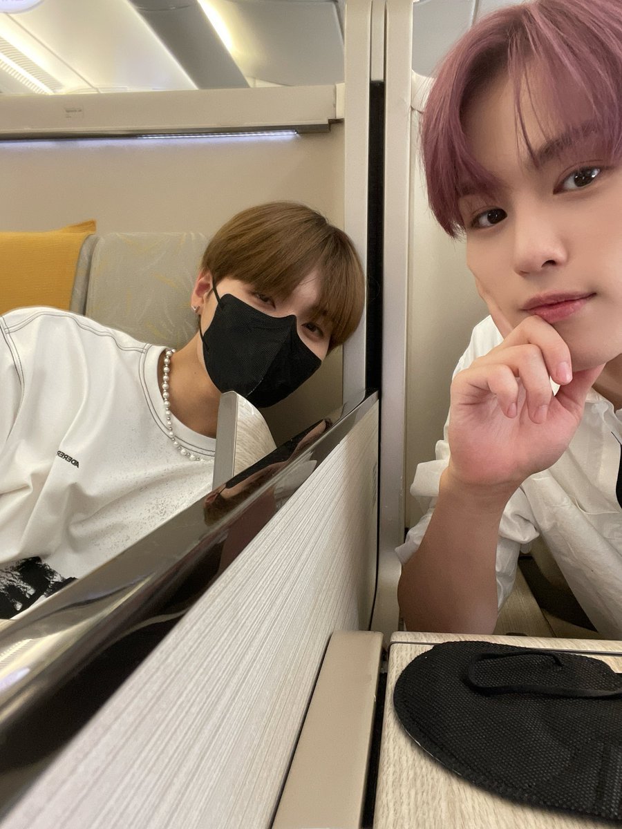 shine_sxt's tweet photo. the difference of their flight to LA how dare u @wakeone_offcl 😭 https://t.co/1fbOAr7w2Q