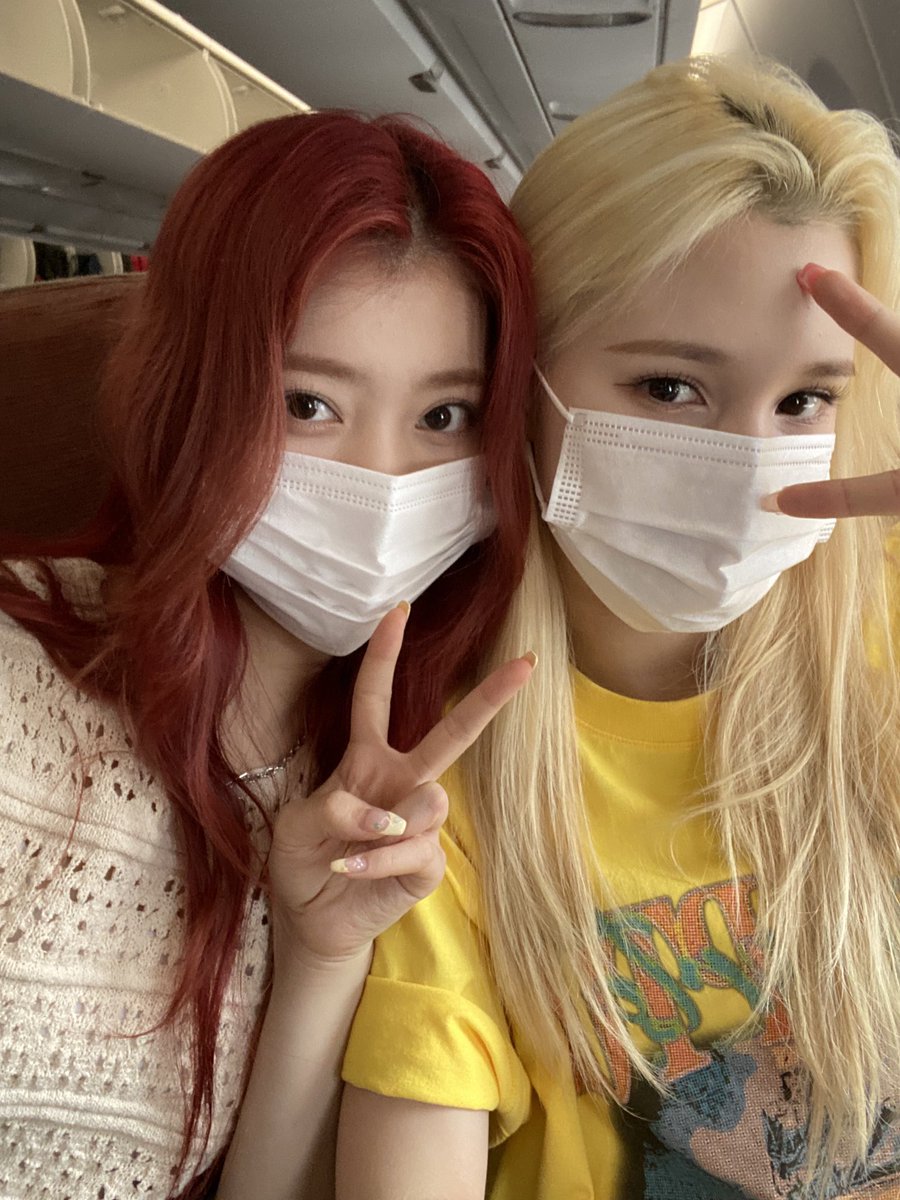 shine_sxt's tweet photo. the difference of their flight to LA how dare u @wakeone_offcl 😭 https://t.co/1fbOAr7w2Q