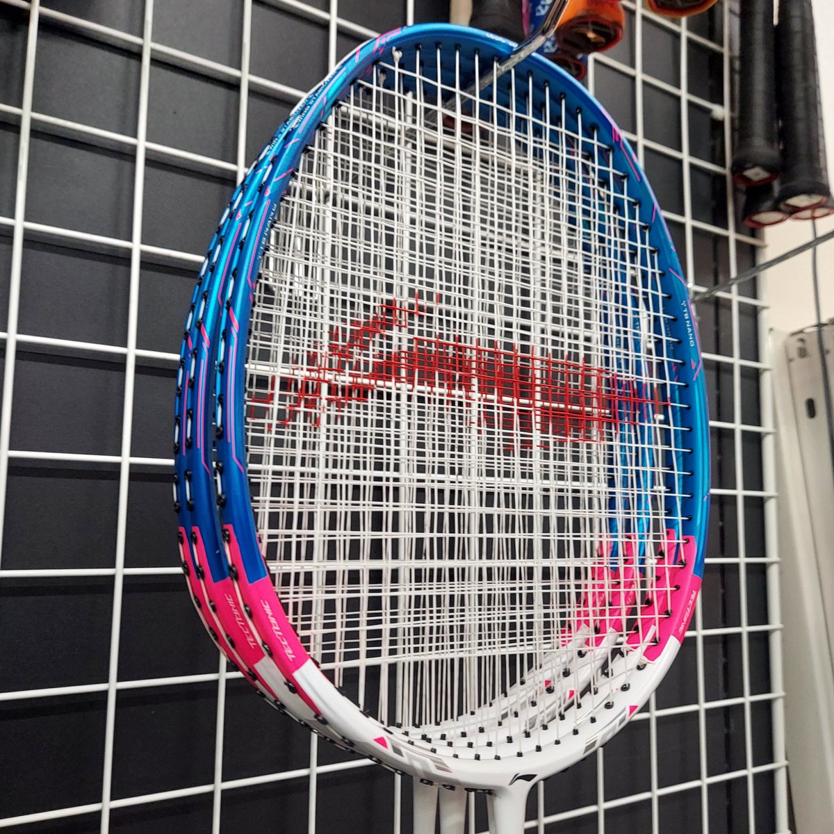 sunfast_nippori's tweet photo. 世界選手権が始まりましたね！
ハシルトンもTeam Li-ning🇯🇵として全力サポート！🏸

渡辺勇大選手 @champ_together 
髙橋沙也加選手 @syk072907 
頑張ってください！

#バドミントン #世界選手権 #世界バドミントン東京 #リーニン #TeamLining #ガット張り #ハシルトン https://t.co/62KMfgkmoU