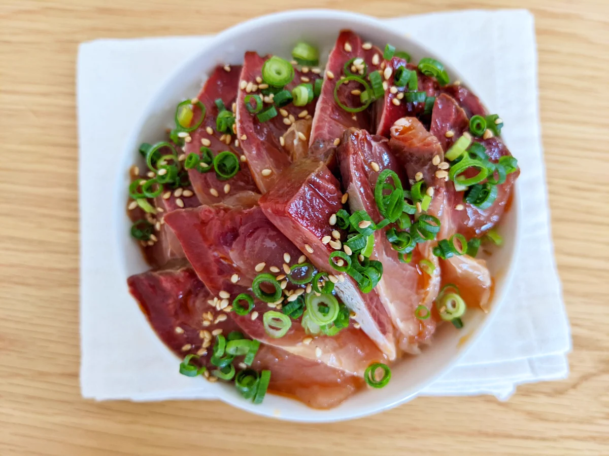 漬かり加減が最高！ごま油の香りが食欲をそそる「よだれブリ丼」。