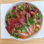 漬かり加減が最高!ごま油の香りが食欲をそそる「よだれブリ丼」。