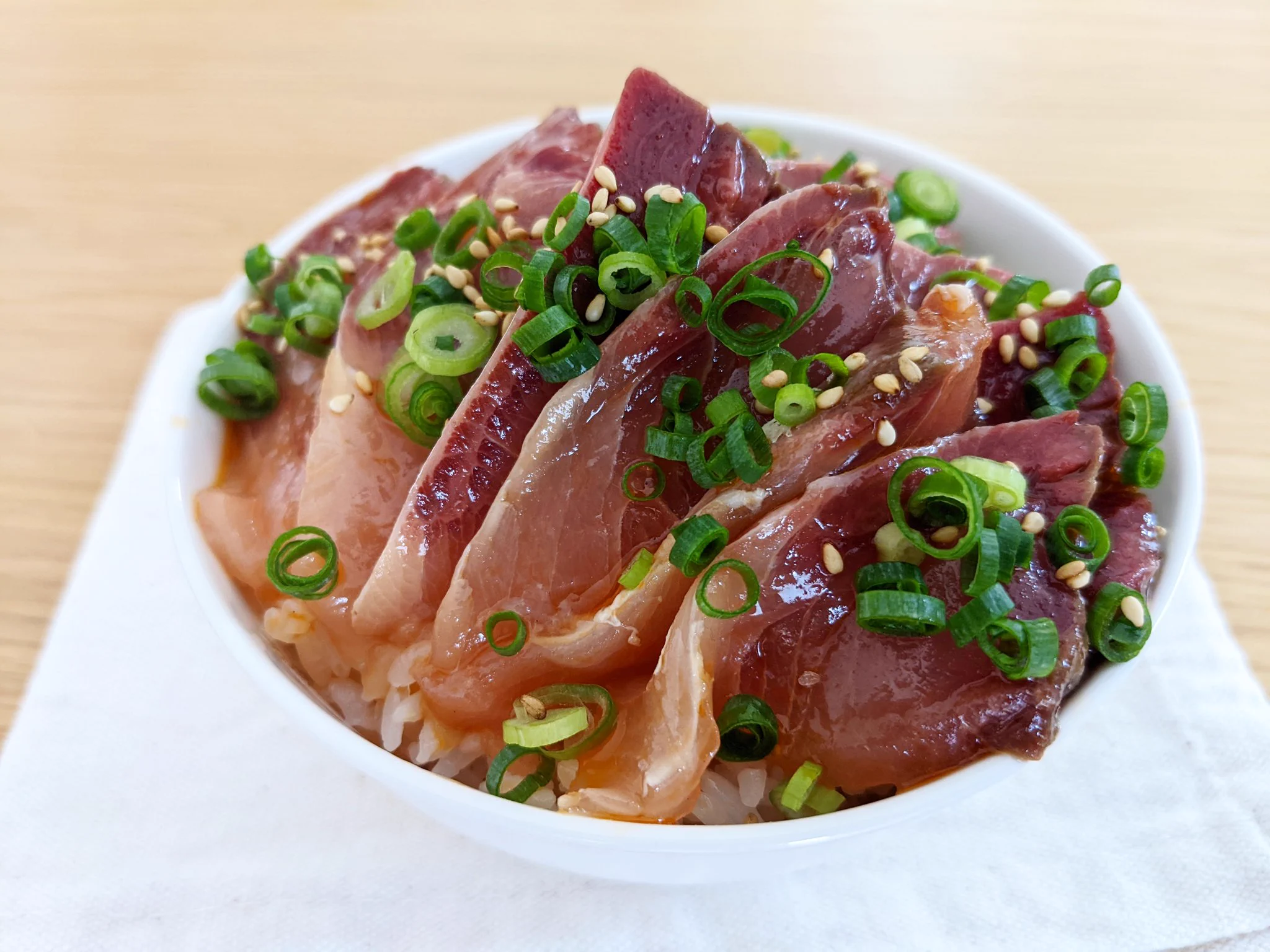 漬かり加減が最高！ごま油の香りが食欲をそそる「よだれブリ丼」。