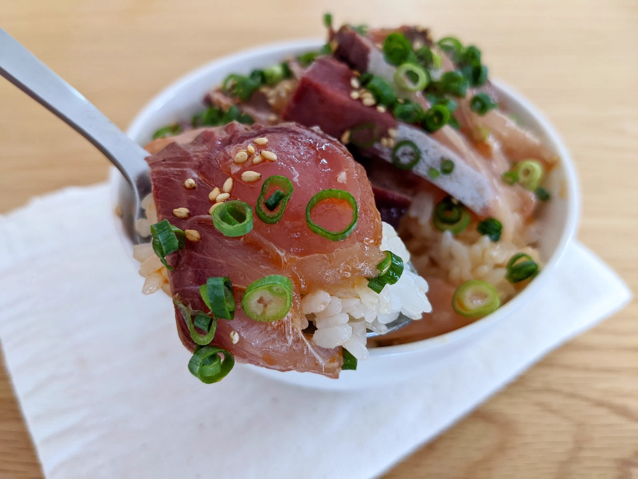 漬かり加減が最高！ごま油の香りが食欲をそそる「よだれブリ丼」。
