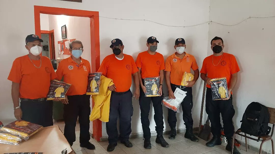 SidronioMadero's tweet photo. Hoy en el Dia Nacional del Bombero, felicitamos a todos los elementos de las Corporaciones de Protección Civil y Bomberos que se dedican a esta Profesión. 
Les hago extensivo mi reconocimiento y felicitación a los elementos de @PcCihuatlan. https://t.co/iHEKrivvwv