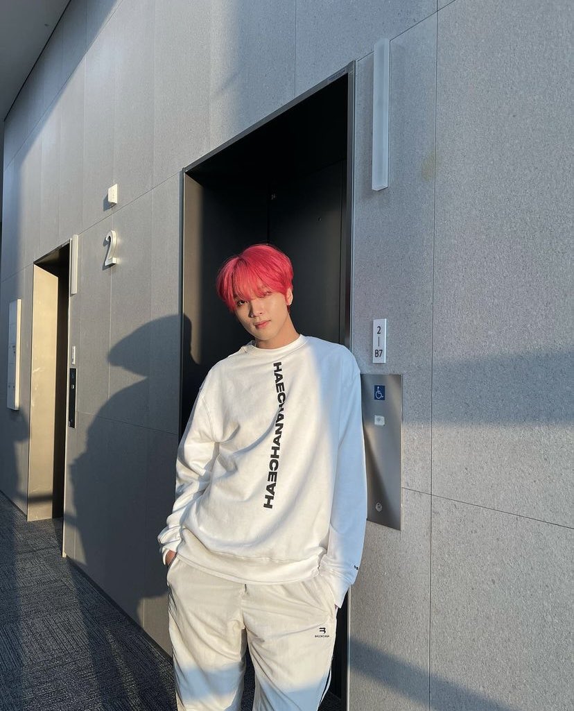 Haecahne's tweet photo. The red haired man who is as endearing as such a full sun be featured in NCT 127's brand new Capsule. The ease of the clothing reveals a different, but attractive side gaining a lot of interest from the surroundings. Then, be prepared to see a representation of my new appearance. https://t.co/TLwqLfcddr