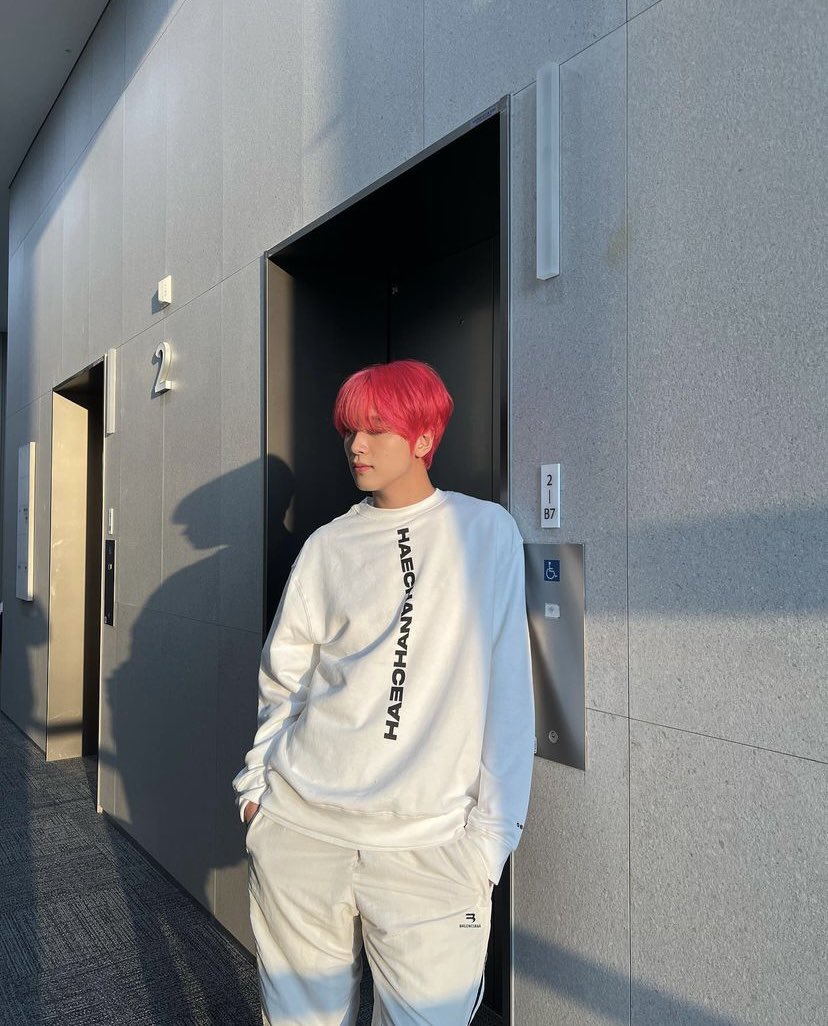 Haecahne's tweet photo. The red haired man who is as endearing as such a full sun be featured in NCT 127's brand new Capsule. The ease of the clothing reveals a different, but attractive side gaining a lot of interest from the surroundings. Then, be prepared to see a representation of my new appearance. https://t.co/TLwqLfcddr