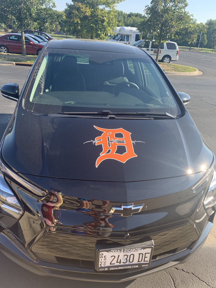 Prin_Larson428's tweet image. Our FIRST Driver’s Ed E-Car is looking great all decked out in 1 Barb gear! @MarkSykes23 @mfpater3