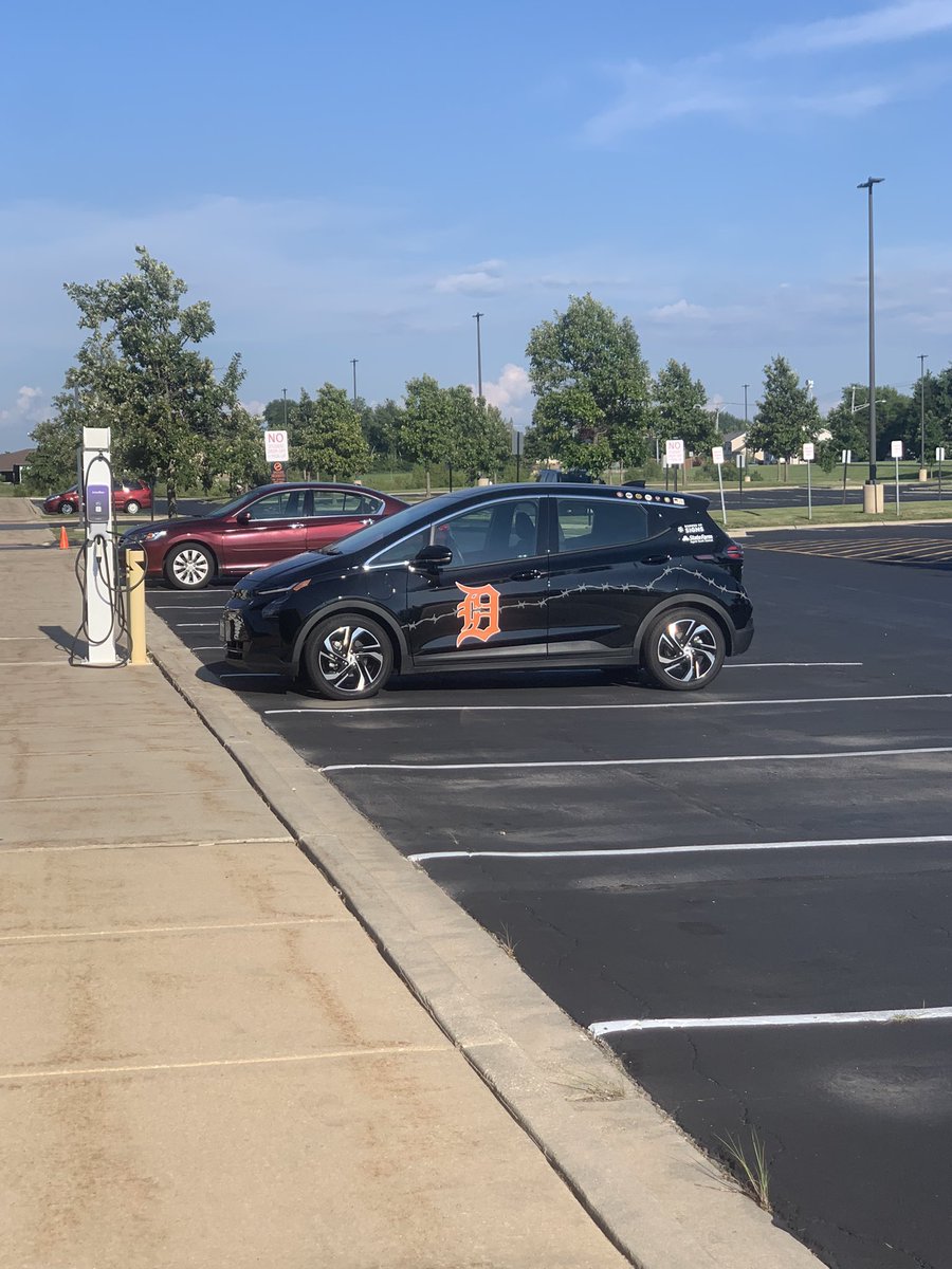 Prin_Larson428's tweet image. Our FIRST Driver’s Ed E-Car is looking great all decked out in 1 Barb gear! @MarkSykes23 @mfpater3