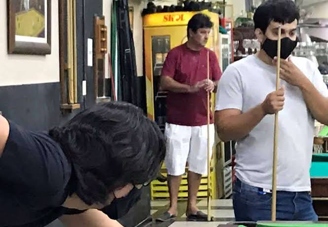 reinaldogois's tweet photo. @mandetta @jornalnacional Trancou o povo em casa e foi jogar sinuca.
Jamais esqueceremos!!!! https://t.co/vDkkoeg7Ys