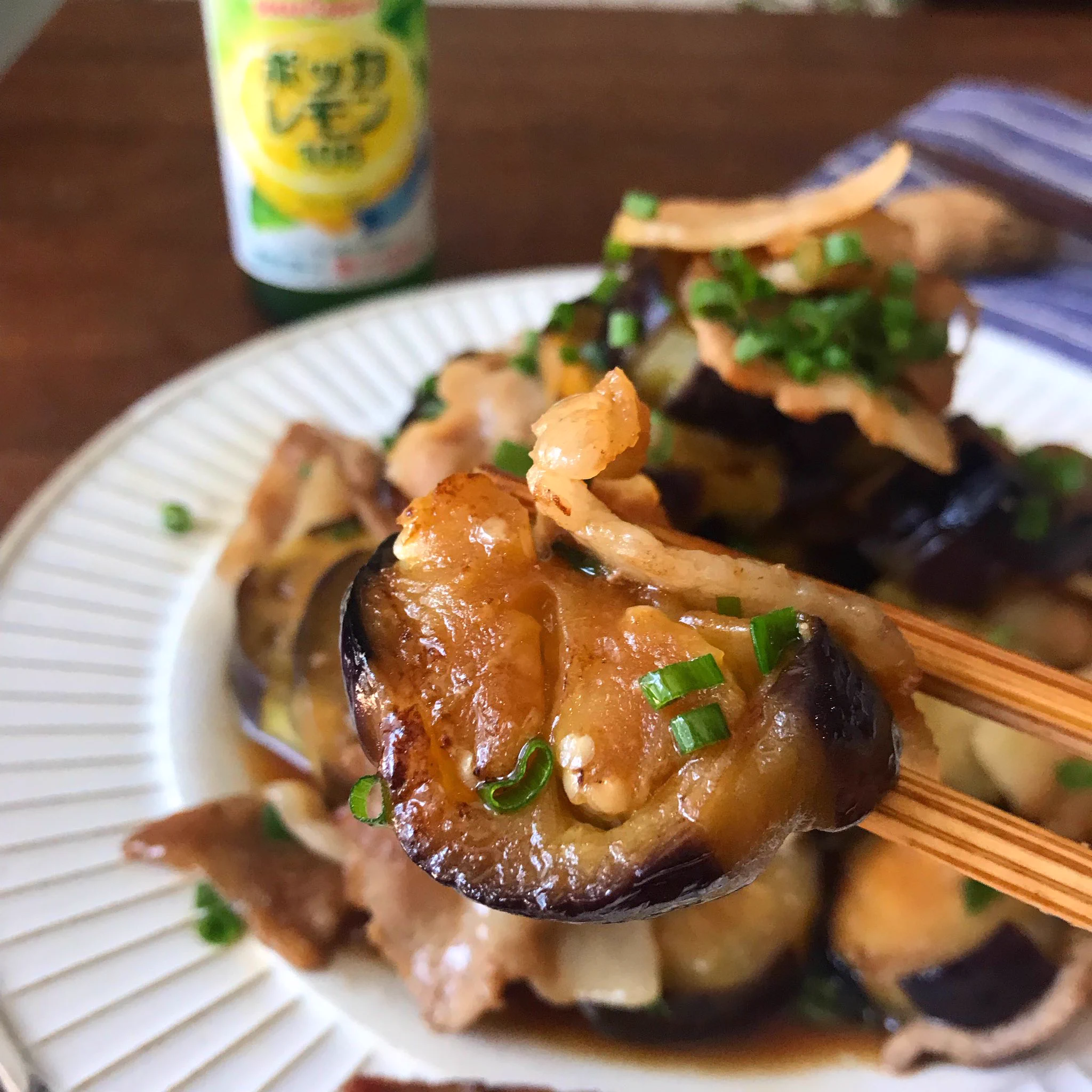 是非暑い日の食卓に！レモンでさっぱり「ナスと豚肉のレモン醤油だれ」。