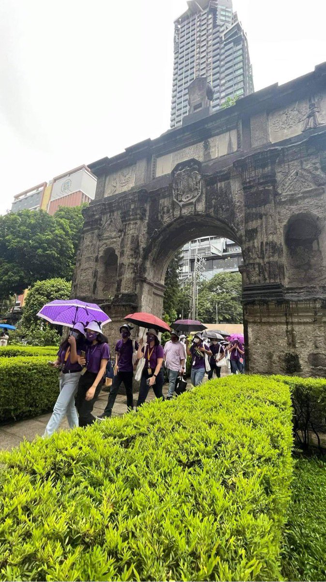 ustigertv's tweet photo. Ulan lang yan, Thomasians kami! It completes the experience!!🌧☔️ The Homecoming Walk festivities continues.
#USTHomecomingWalk2022
#NoPlaceLikeUST
#XPTMN https://t.co/b9I6bCut99