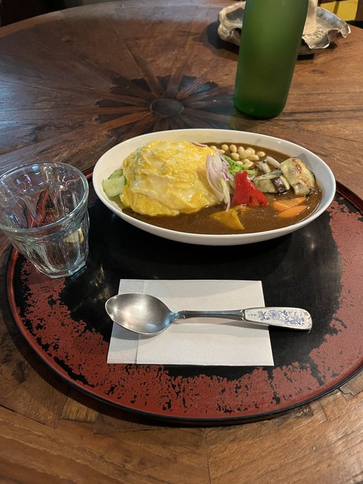 1軒目はカレー屋だ!
意外と辛かったけど、玉と一緒ならまろやかで美味い!ゴーヤの程よい苦味が良いアクセントだ!

2軒目は家系ラーメン!
隣の席の太ったお爺さんがロレックスしてた!そしてスープまで完飲!
一体どんな店なんだ🤔 