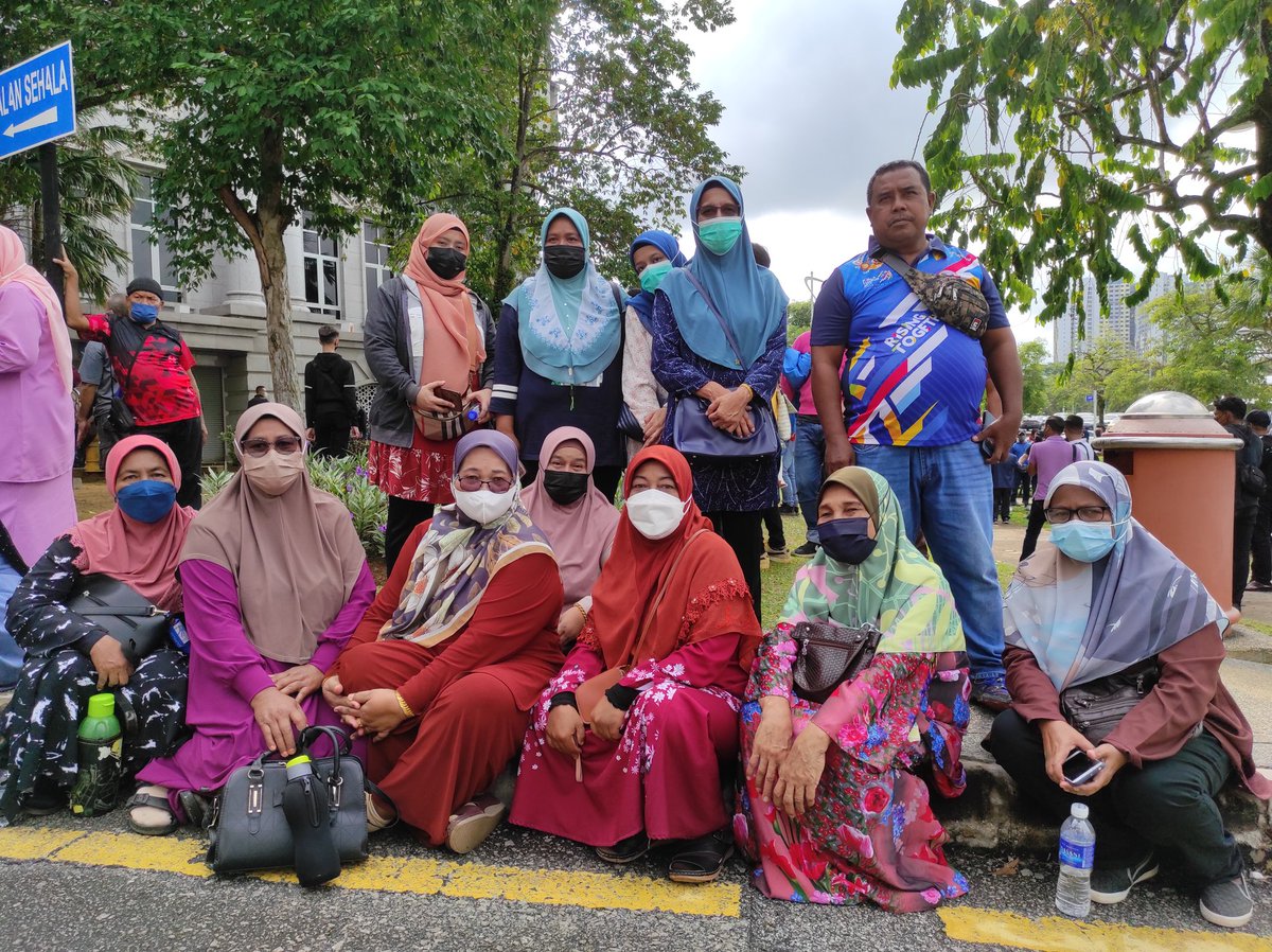 RidauddinDaud's tweet photo. Dikhabarkan beberapa bas dari Pekan, membawa penduduk Pekan ke Istana Kehakiman.
Bergerak jam 1 pagi, mereka bercadang untuk tunggu sehingga perbicaraan selesai.

@501Awani https://t.co/kiVvwC4FIU