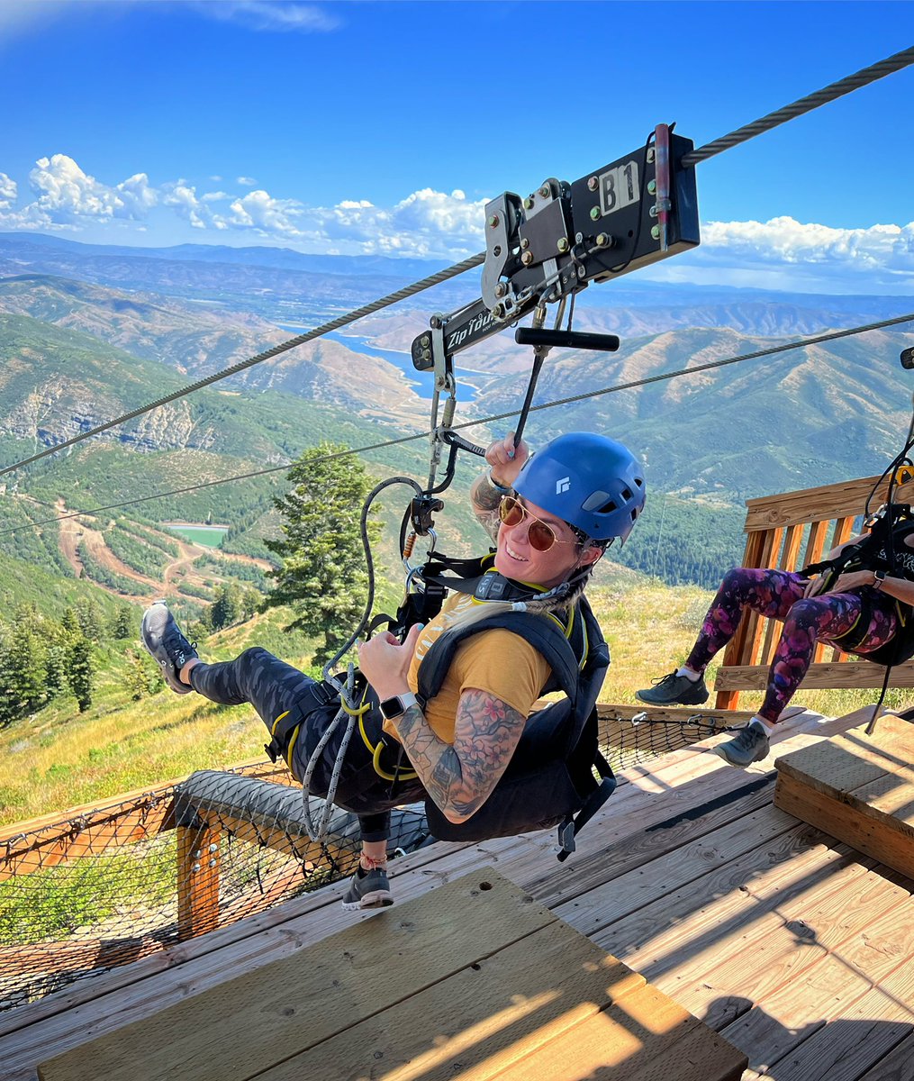 Mdarling30's tweet photo. 10 out of 10, I totally recommend flying down a mountain with a vertical drop of 2,100 feet at 65mph to get your mind right. #hakunamatata 😎🏔🚠🤙 https://t.co/XcckQXphPv