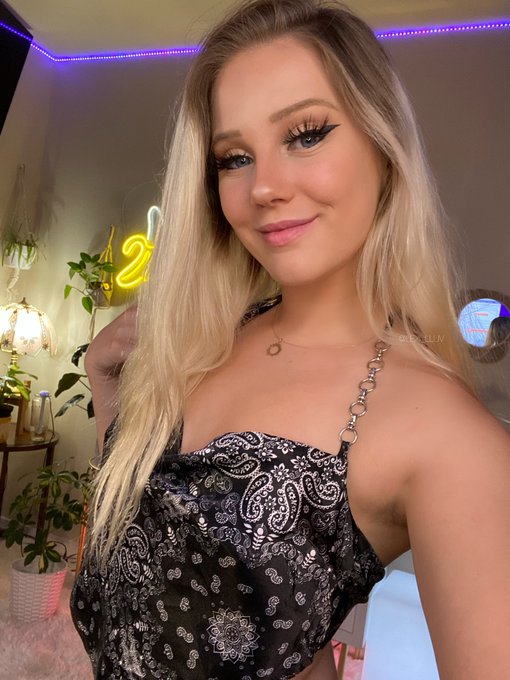 I&rsquo;m live for a quick stream! Let&rsquo;s start the week together 🖤 https://t.co/0uMmCi1hu5 https://t.co/lD