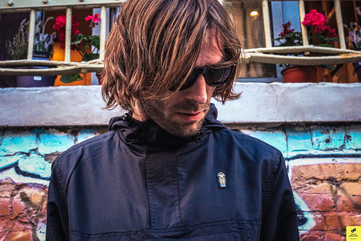 fiveDcreations's tweet photo. I worked with the talented Nick Shane. We did a few shots for @_parkamonkey outside his gig at @nice_n_sleazy
I was going with the @liamgallagher look.
They turned out pretty well 🧡
https://t.co/8EjU7qyP4H https://t.co/4qpYXnol2k