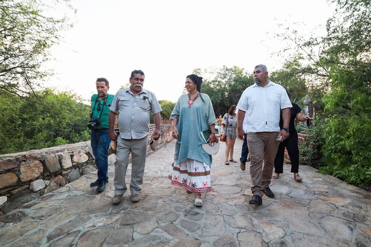alefrausto's tweet photo. La cultura es el corazón de todos los pueblos. Junto a ejidatarios, autoridades municipales, estatales y la @cultura_mx, uniremos esfuerzos para lograr que el Triunfo, municipio de La Paz, tenga un espacio para vivir la cultura. https://t.co/27rEoFQjAO
