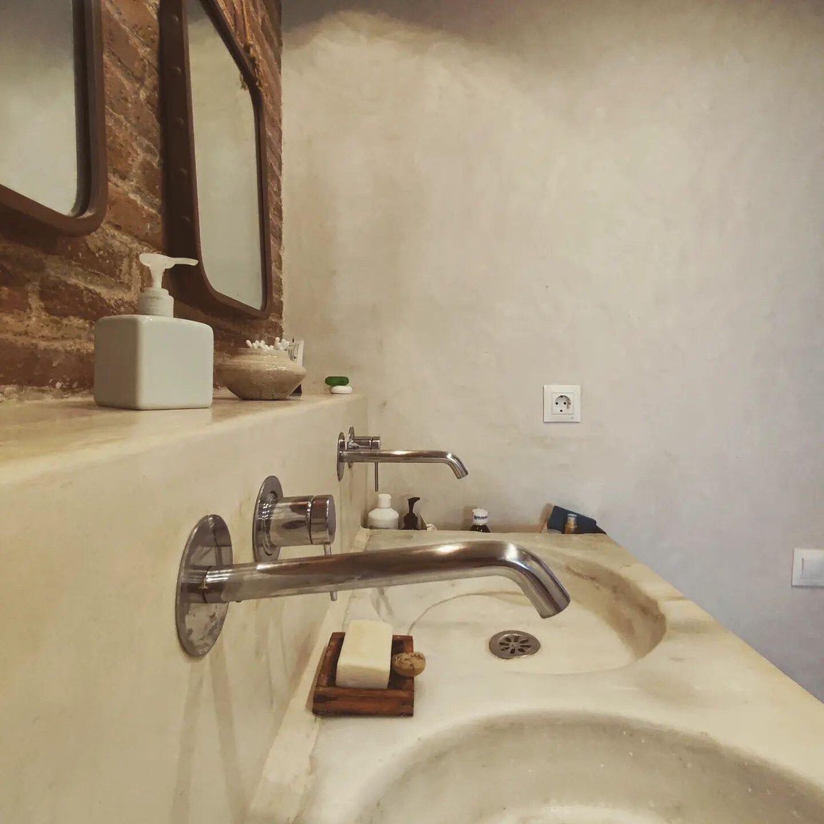 artndecorworld's tweet photo. #tadelakt #interiordesign #limeplaster #venetianplaster #architecture #polishedplaster #marmorino #plaster #design #bathroom #lime #interior #microcement #naturalbuilding #artisan #marrakesh #marrakesh #work #baรฑos #arquitectura #construcciรณn #artndecor https://t.co/rmo2eVNchY